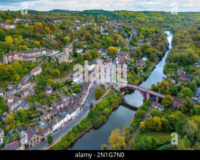 Die Eisenbrücke über den Fluss Severn, Ironbridge Gorge, UNESCO-Weltkulturerbe, Ironbridge, Telford, Shropshire, England, Großbritannien, Europa Stockfoto