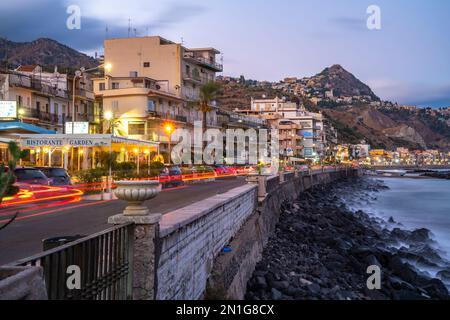 Blick auf Taormina und Giardini Naxos Promenade von Giardini Naxos in der Dämmerung, Sizilien, Mittelmeer, Italien, Mittelmeer, Europa Stockfoto