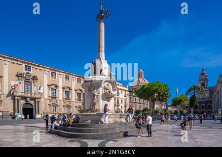 Blick auf den Elefantenbrunnen und die Chiesa della Badia di Sant'Agata, Piazza Duomo, Catania, Sizilien, Italien, Mittelmeerraum, Europa Stockfoto