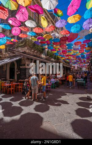 Blick auf farbenfrohe Sonnenschirme und Restaurants auf der Via Gisira, Catania, Sizilien, Italien, Mittelmeer, Europa Stockfoto