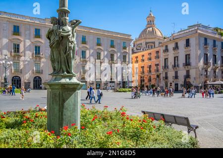 Blick auf Chiesa della Badia di Sant'Agata und Piazza dell'Universita, Catania, Sizilien, Italien, Mittelmeer, Europa Stockfoto