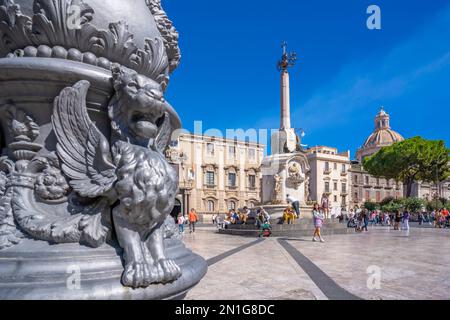Blick auf den Elefantenbrunnen und die Chiesa della Badia di Sant'Agata, Piazza Duomo, Catania, Sizilien, Italien, Mittelmeerraum, Europa Stockfoto
