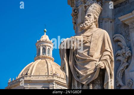 Blick auf die Statue am Dom und die Rotunde der Chiesa della Badia di Sant'Agata von der Piazza Duomo, Catania, Sizilien, Italien, Mittelmeer, Europa Stockfoto