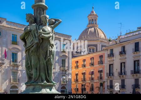 Blick auf Chiesa della Badia di Sant'Agata und Piazza dell'Universita, Catania, Sizilien, Italien, Mittelmeer, Europa Stockfoto