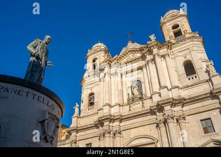 Blick auf die Kirche St. Franziskus von Assisi von der Piazza San Francesco d'Assisi, Catania, Sizilien, Italien, Mittelmeer, Europa Stockfoto