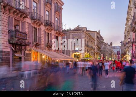 Blick auf die geschäftige Straße in der Nähe der Piazza dell'Universita (Universität) in der Abenddämmerung, Catania, Sizilien, Italien, Mittelmeer, Europa Stockfoto