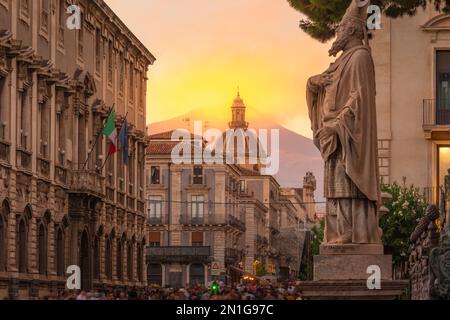 Blick auf die Piazza Duomo und den Ätna im Hintergrund bei Sonnenuntergang, Catania, Sizilien, Italien, Mittelmeer, Europa Stockfoto