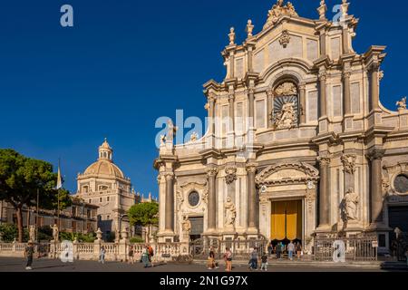 Blick auf Duomo di Sant'Agata und Chiesa della Badia di Sant'Agata, Piazza Duomo, Catania, Sizilien, Italien, Mittelmeerraum, Europa Stockfoto