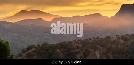 Blick auf den Ätna von Savoca bei Sonnenuntergang, Savoca, Messina, Sizilien, Italien, Mittelmeerraum, Europa Stockfoto