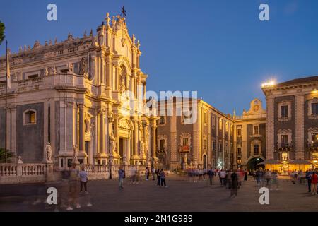 Blick auf den Duomo di Sant'Agata auf der Piazza Duomo bei Dämmerung, Catania, Sizilien, Italien, Mittelmeer, Europa Stockfoto