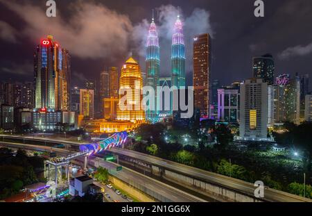 KUALA LUMPUR, MALAYSIA, 16. MAI 2021 :"Lintasan Saloma", das in Kampung Baru mit spektakulärem Blick auf den Kuala Lumpur Twin Tower entwickelt wurde Stockfoto