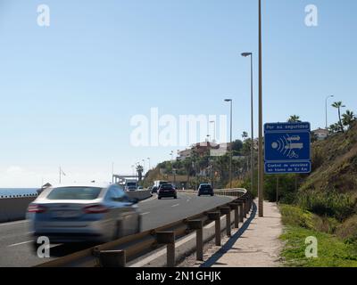 Geschwindigkeitskontrollschild auf Der A-7 Straße. Mijas Costa, Málaga, Spanien. Stockfoto