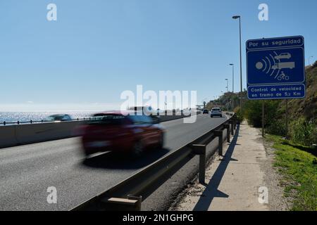 Geschwindigkeitskontrollschild auf Der A-7 Straße. Mijas Costa, Málaga, Spanien. Stockfoto