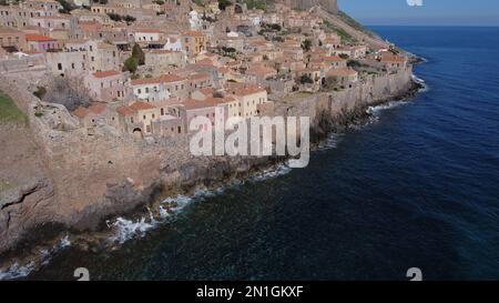 Monemvasia aus der Vogelperspektive, eine historische Burgstadt, erbaut auf einer Felseninsel, Lakonia, Peloponnes, Griechenland Stockfoto