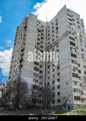 Charkiv, Charkov, Ukraine - 05.07.2022: Von unten beschädigte Wand des Zivilhauses zerstörtes Gebäude Fenster Glasschutt außerhalb von Stockfoto