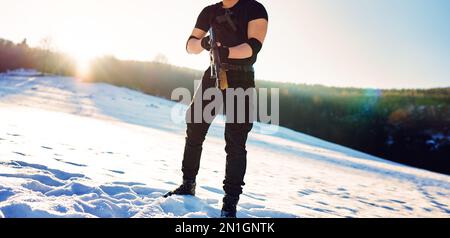 Ein Soldat mit Waffen im Wald, irgendwo oberhalb des Polarkreises Stockfoto