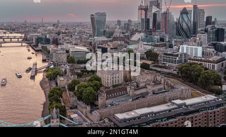 Ein Luftblick auf die Tower Bridge in der Dämmerung aus der Vogelperspektive von St. Katharine Docks, London Stockfoto