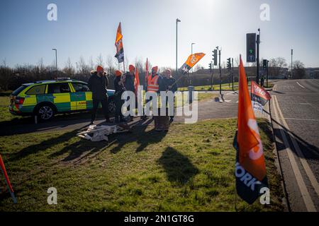 Arbeiter an der Streikpostenlinie vor dem Operationszentrum North Bristol während eines Streiks des Krankenwagens. Foto: Montag, 6. Februar 2023. Stockfoto