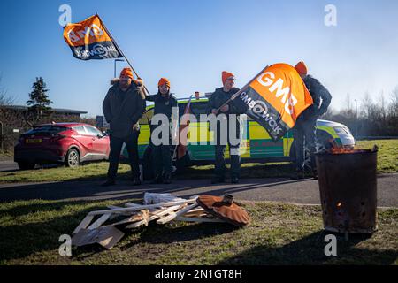 Arbeiter an der Streikpostenlinie vor dem Operationszentrum North Bristol während eines Streiks des Krankenwagens. Foto: Montag, 6. Februar 2023. Stockfoto