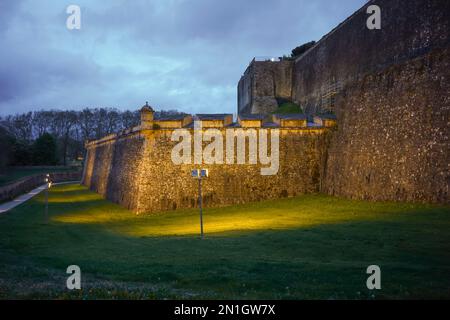 Alte Stadtmauern und Bollwerke der großen befestigten Zitadelle, die sternförmige Ciudadela, die Zitadelle von Pamplona, Pamplona, Navarre, Spanien. Stockfoto