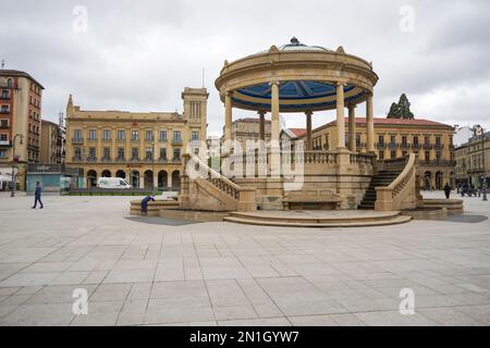 Plaza del Castillo, Stadtzentrum mit Kiosk von Pamplona, Navarre, Spanien. Stockfoto