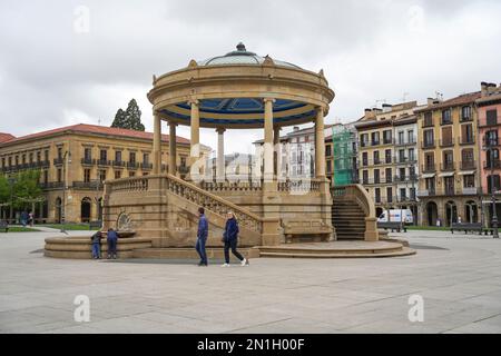 Plaza del Castillo, Stadtzentrum mit Kiosk von Pamplona, Navarre, Spanien. Stockfoto