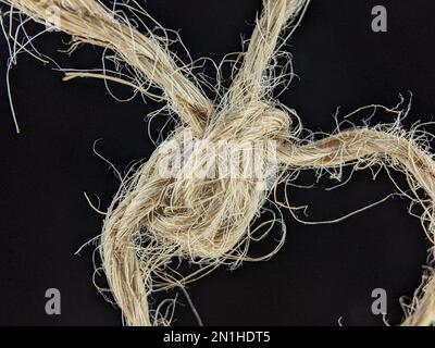 Braune Klamotten auf schwarzem Hintergrund. Stockfoto