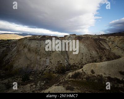 Trockenes, karges Badland, wilde westliche trockene Wüstenlandschaft von Bannockburn Sluicings in verlassener ehemaliger Goldmine in Cromwell Otago South Island Neuseeland Stockfoto