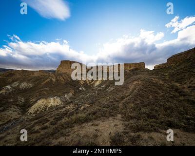 Trockenes, karges Badland, wilde westliche trockene Wüstenlandschaft von Bannockburn Sluicings in verlassener ehemaliger Goldmine in Cromwell Otago South Island Neuseeland Stockfoto