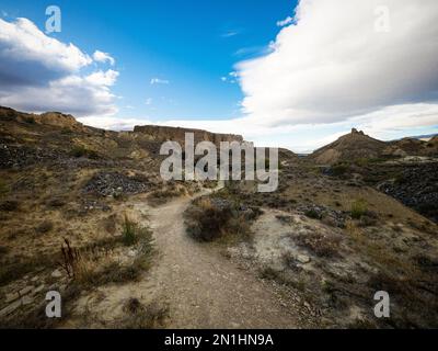 Trockenes, karges Badland, wilde westliche trockene Wüstenlandschaft von Bannockburn Sluicings in verlassener ehemaliger Goldmine in Cromwell Otago South Island Neuseeland Stockfoto