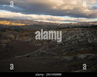 Trockenes, karges Badland, wilde westliche trockene Wüstenlandschaft von Bannockburn Sluicings in verlassener ehemaliger Goldmine in Cromwell Otago South Island Neuseeland Stockfoto