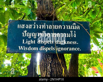 Mueang, Chiang Mai, Thailand, Detailschild mit buddhistischer Philosophie, im Garten, draußen, buddhistischer Tempel. Phra Singh (vollständiger Name: Wat Phra Singh Woramahaviharn; Thai: วัดพระสิงห์วรมหาวิหาร; RTGS: Wat Phra Sing Wora Maha Wihan; (Aussprache); Nordthailändisch: LN-Wat Phrasing Woravihar.png) ist ein buddhistischer Tempel (thailändische Sprache: Wat) in Chiang Mai, Nord-Thailand. König Ananda Mahidol (Rama VIII), verlieh ihm den Status eines königlichen Tempels der ersten Klasse im Jahr 1935. Stockfoto