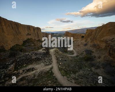 Trockenes, karges Badland, wilde westliche trockene Wüstenlandschaft von Bannockburn Sluicings in verlassener ehemaliger Goldmine in Cromwell Otago South Island Neuseeland Stockfoto