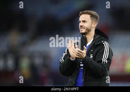 James Maddison von Leicester City applaudiert dem Fan nach dem Premier League-Spiel im Villa Park, Birmingham. Foto: Samstag, 4. Februar 2023. Stockfoto