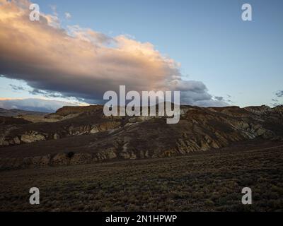 Trockenes, karges Badland, wilde westliche trockene Wüstenlandschaft von Bannockburn Sluicings in verlassener ehemaliger Goldmine in Cromwell Otago South Island Neuseeland Stockfoto