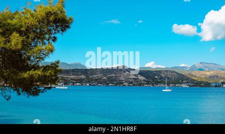 Panoramablick über das Ägäische Meer von Isthmia in Griechenland an einem Sommertag Stockfoto