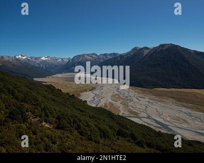 Alpine Bergtal Panorama Landschaft mit geflochtenem Fluss Waimakariri vom Bealey Spur Track Arthurs Pass Canterbury South Island Neuseeland Stockfoto