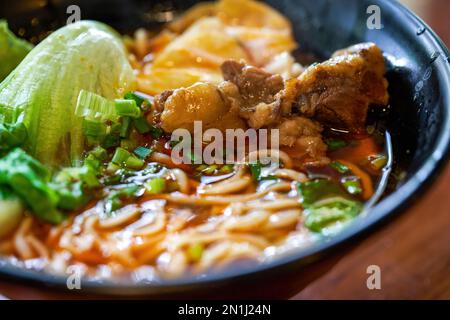 Eine Schüssel mit köstlichen und reichhaltigen taiwanesischen geschmorten Rindfleischnudeln Stockfoto