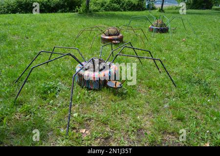 Lecco, Italien - 14. Mai 2016: Drei Oktaven - Ein Werk des lokalen Künstlers aus der Provinz Lecco Franca Carzaniga des Legambiente-Projekts. Stockfoto