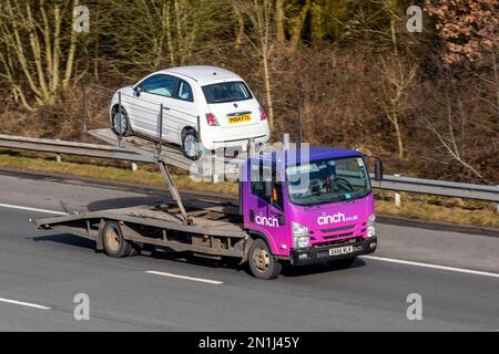 CINCH zwei-Auto-Transporter, 2016 ISUZU-LKW VORWÄRTS N75,190 L AUTO 5193cc Diesel-Lkw mit 2014 FIAT 500; Fahrt auf der Autobahn M61, Großbritannien Stockfoto