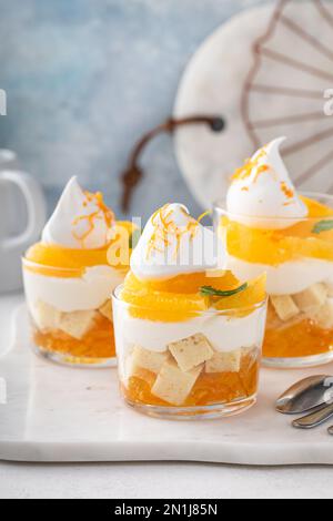Orangenkuchen mit Frischkäse-Mousse, Orangenmarmelade und frischen Orangenscheiben Stockfoto