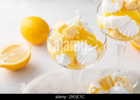 Zitronenparfait mit Pfannkuchen, Zitronenquak, Schlagsahne und Baiser-Küssen Stockfoto