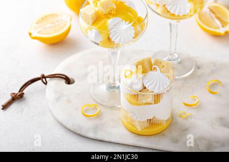 Zitronenparfait mit Pfannkuchen, Zitronenquak, Schlagsahne und Baiser-Küssen Stockfoto