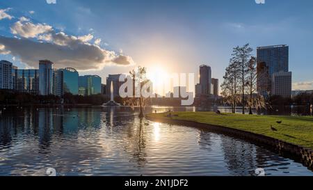 Wunderschöner Sonnenuntergang in Orlando City im Lake Eola Park mit Brunnen, Orlando, Florida, USA Stockfoto