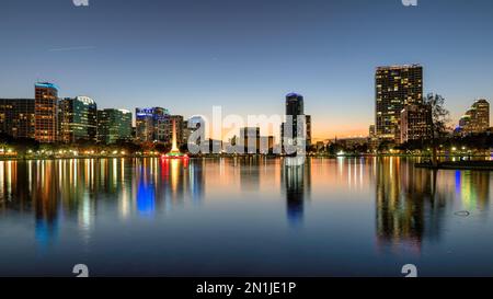 Skyline von Orlando bei Nacht. Panoramablick auf Orlando im Lake Eola Park, Florida, USA Stockfoto