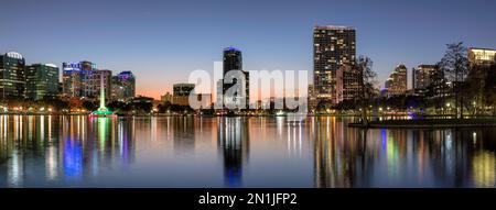 Skyline von Orlando bei Nacht mit Brunnen am Lake Eola, Florida, USA Stockfoto