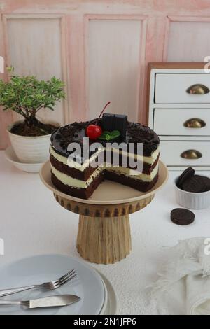 Schokoladenkuchen auf einem Holz Stockfoto