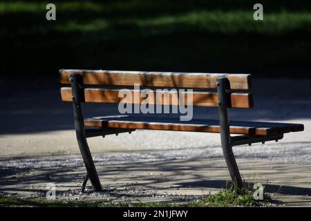 Antike Holzbank im Park. Stockfoto