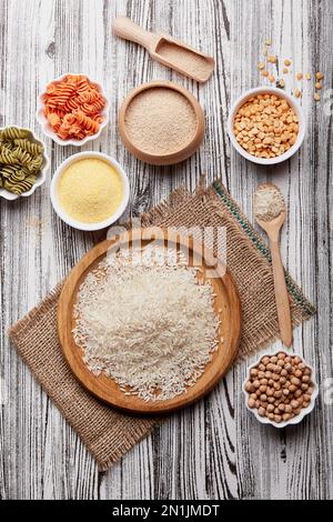 Auswahl an organischen Nudeln und Haferbrei für glutenfreie Ernährung. Pflanzliche Bewegung, umweltfreundliche Produktion, klimafreundliches Essenskonzept. Stockfoto