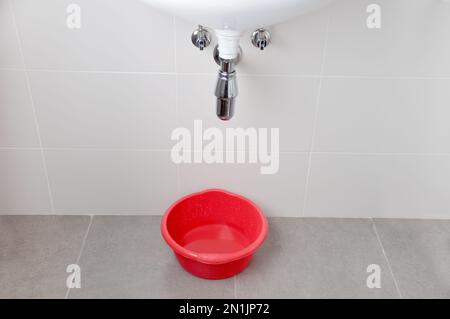 Wasserschäden im Haushalt durch verstopften Sanitärabfluss Stockfoto